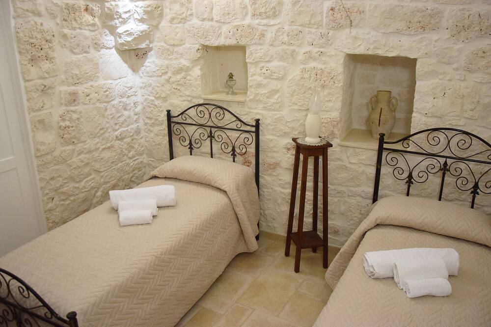 Sunflower Trullo - Domrose Residence in Locorotondo, Bari Province
