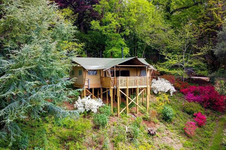 Glamping for 6 people, with garden and hot tub as well as balcony, with pets in South Devon