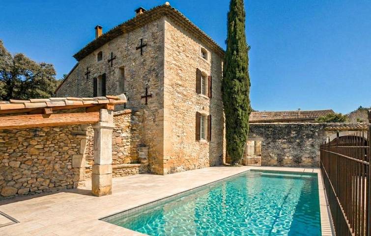 Location de vacances pour 13 personnes, avec piscine et jardin à Clansayes