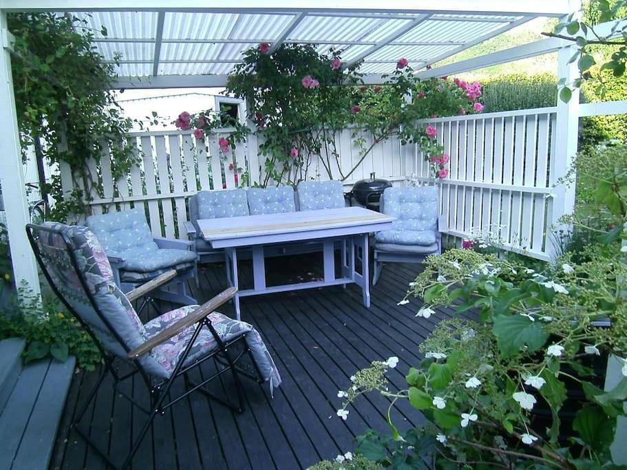 Villa med blommande trädgård, centralt Båstad in Bastad, Bjärehalvön