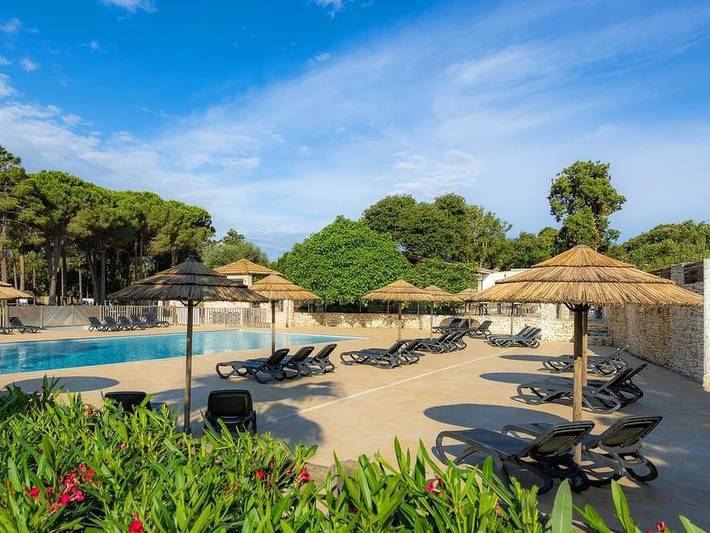 Bungalow für 4 Personen, mit Terrasse und Kinderpool in Bonifacio