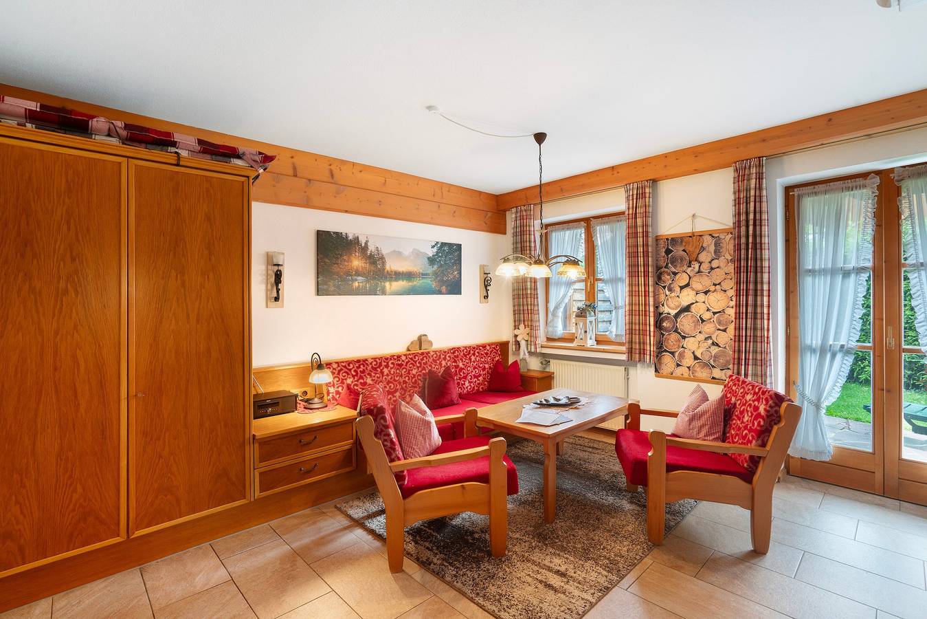 Apartamento entero, Apartamento 'Enzian Nr 2' con vistas a la montaña, terraza privada y Wi-Fi in Mittenwald, Alpes Bávaros