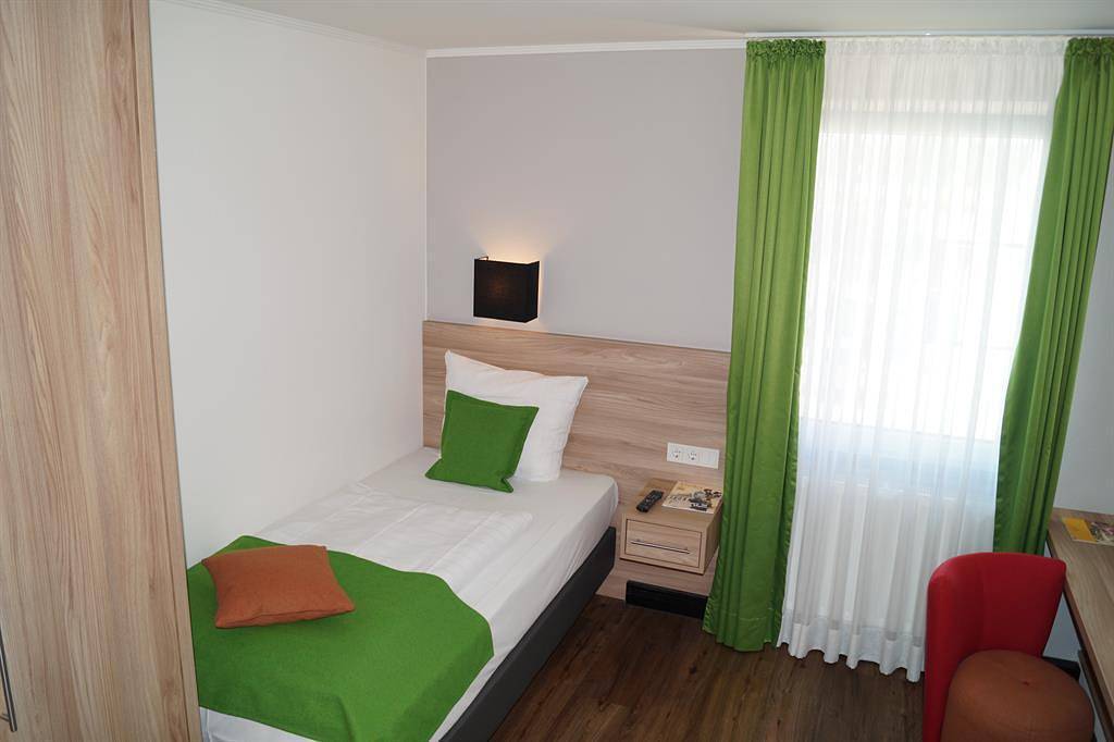 Einzelzimmer, Dusche, Wc in Nieder-Olm, Landkreis Mainz-Bingen