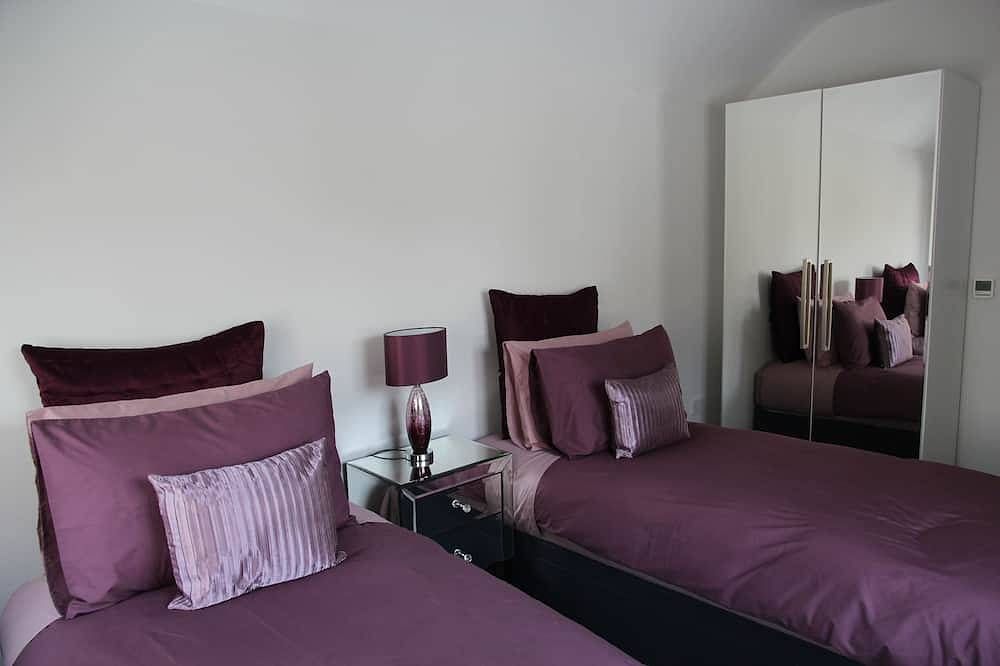 Open Plan Holiday Cottage Within Walking Distance Of Westbourne And Beach in Poole, South West England