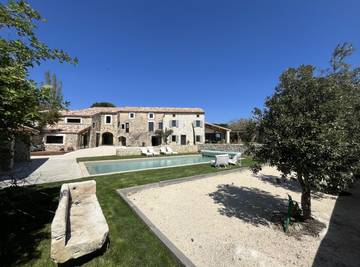 Gîte pour 6 personnes, avec terrasse ainsi que jardin et piscine à Valaurie