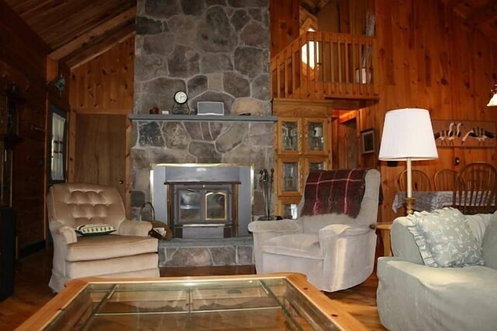 Abgeschiedenes Blockhaus mit einem Whirlpool für 6 Personen, einem privaten Teich und einem plätschernden Bach in Sullivan County