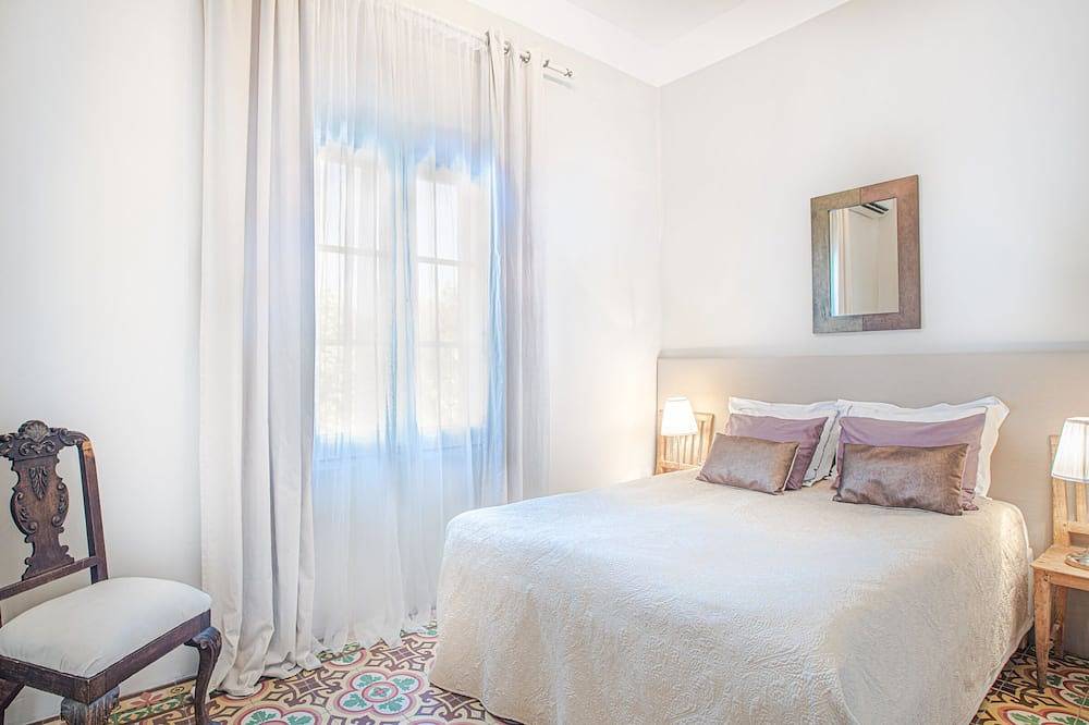 Luxury private estate 10 minutes to the sea, infinity pool & stunning views! in Sitges, Garraf