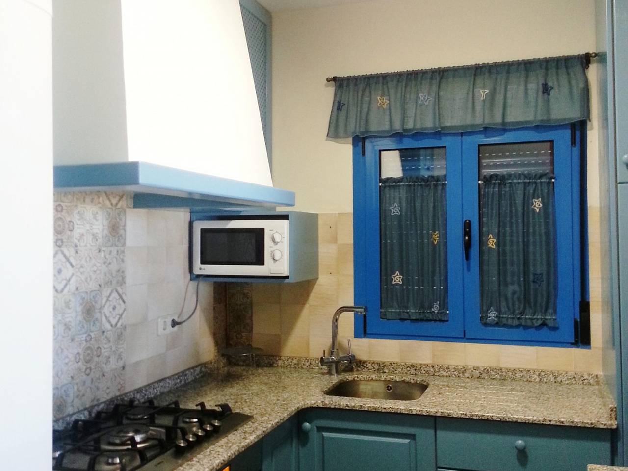 Beachfront house in Denia: 3 bedrooms and covered terrace in Playa de Les Deveses, Dénia