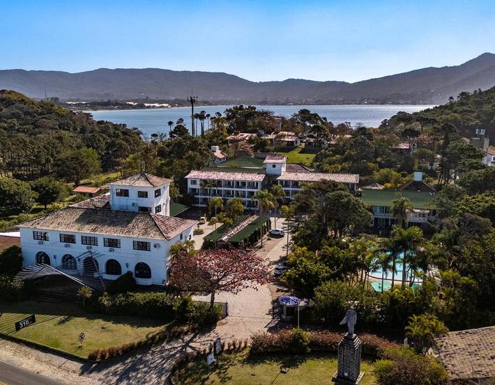 Pousadas para 4 pessoas, com jardim e piscina em Praia Mole