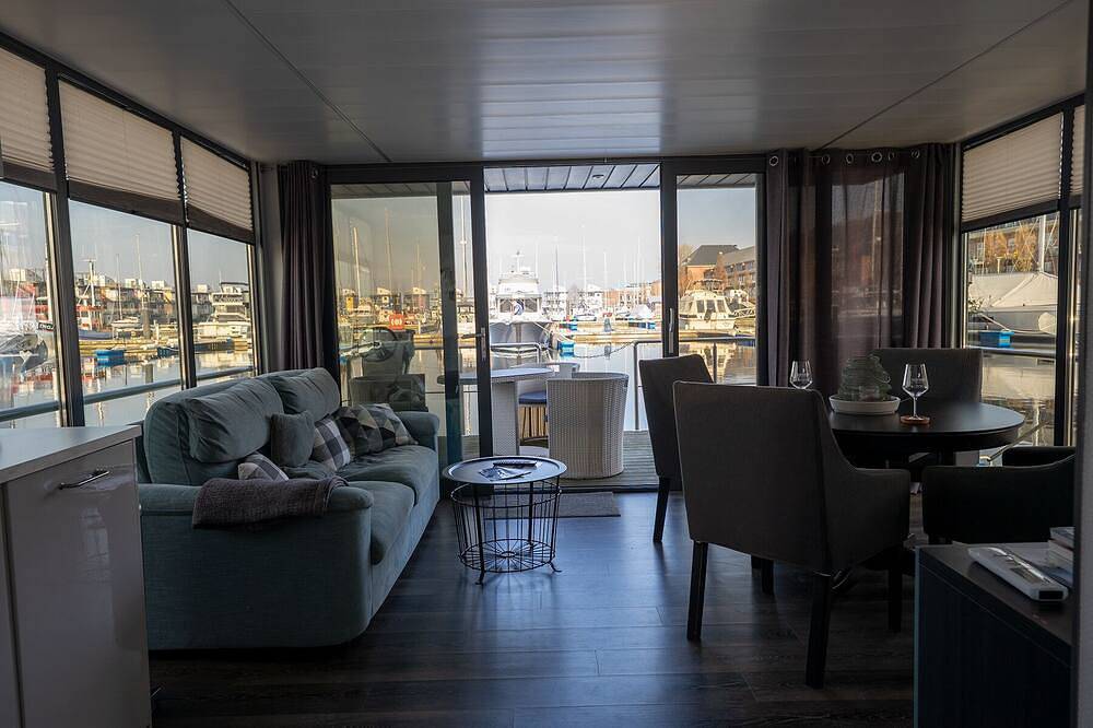 Hausboot Luv im Hafen Sonwik mit Blick nach Dänemark in Mürwik, Flensburg