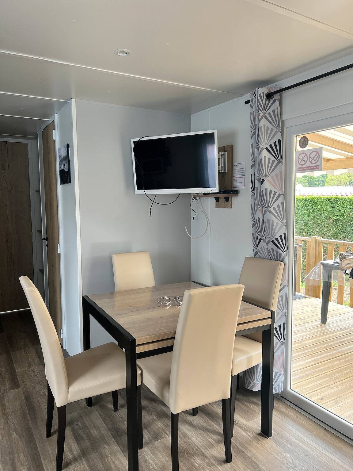 Mobile Home 'Bora-Bora' with Shared Pool, Private Terrace and Private Garden in Les Mathes, Côte de Beauté