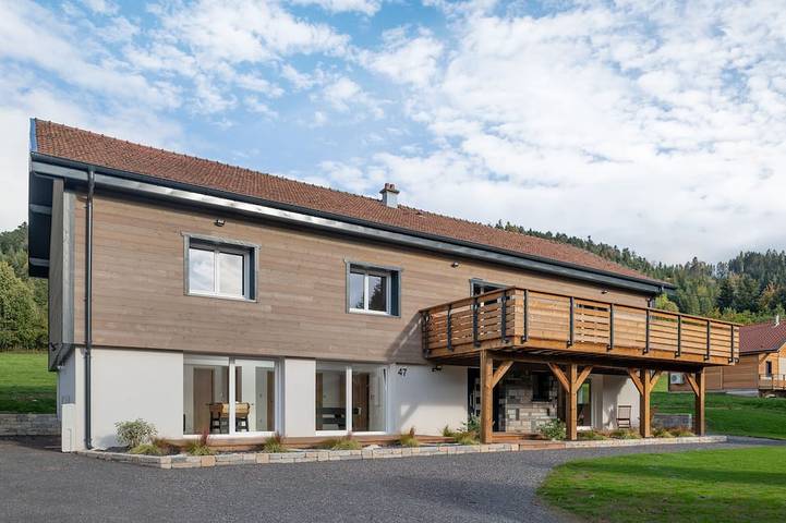 Gîte pour 15 personnes, avec balcon ainsi que jacuzzi et jardin