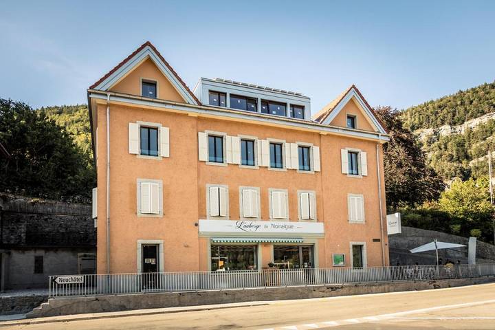Single Bed in 10-Bed Dormitory Room in Val-de-Travers, Massif du Jura