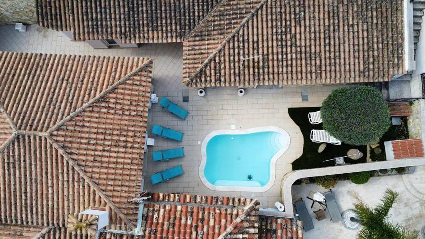 Ferienhaus für 9 Personen, mit Pool und Garten - 1