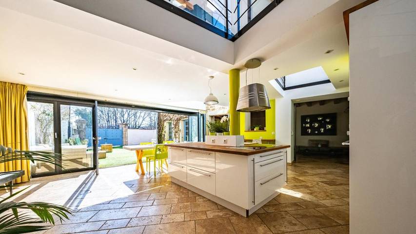 Location de vacances pour 13 personnes, avec Jacuzzi ainsi que Terrasse et Piscine à Messigny-et-Vantoux