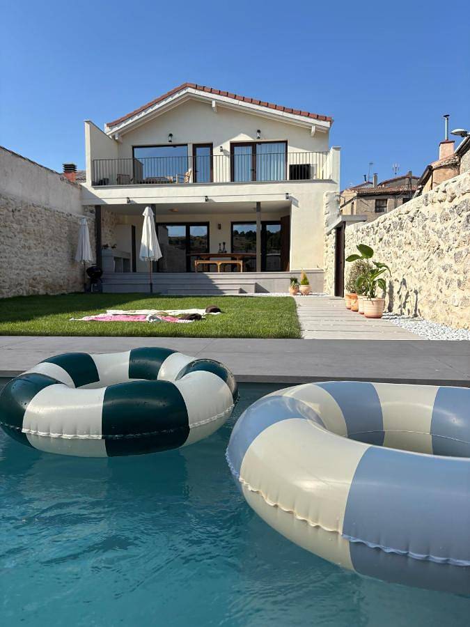 Casa de vacaciones para 16 personas, con vistas además de jardín y piscina - 1