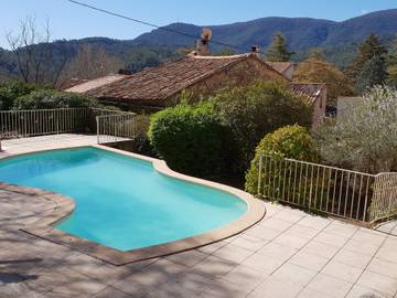 Gîte pour 5 personnes, avec piscine et jardin, adapté aux familles à Méounes-lès-Montrieux