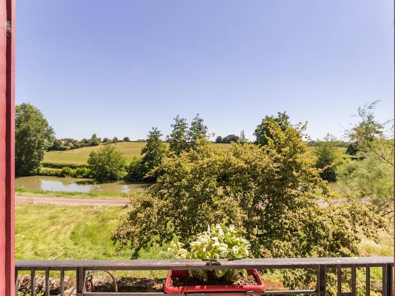 Canal Cottage: Comfort and Well-being Workshops in Châtillon-en-Bazois, Nièvre