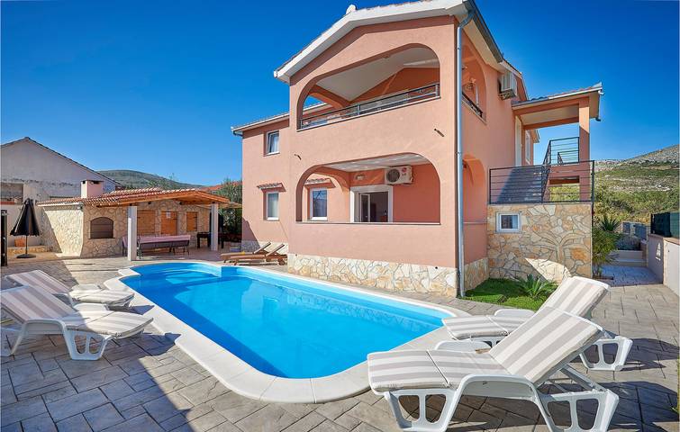 Location de vacances pour 8 personnes, avec terrasse à Trogir - 2