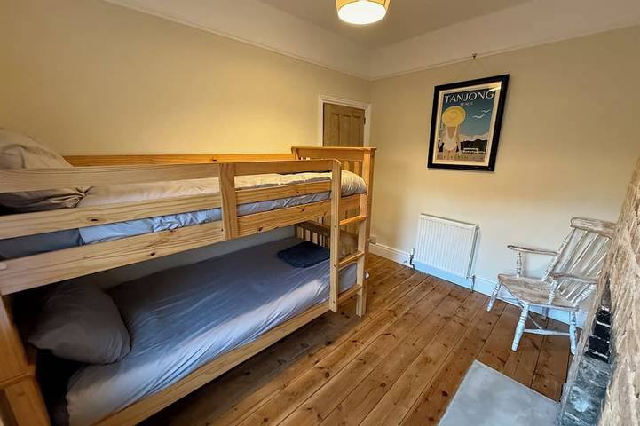 Stylish seaside townhouse | Sleeps 8 | 2 min to Beach | Sunny Garden & BBQ in Botany Bay, Kent