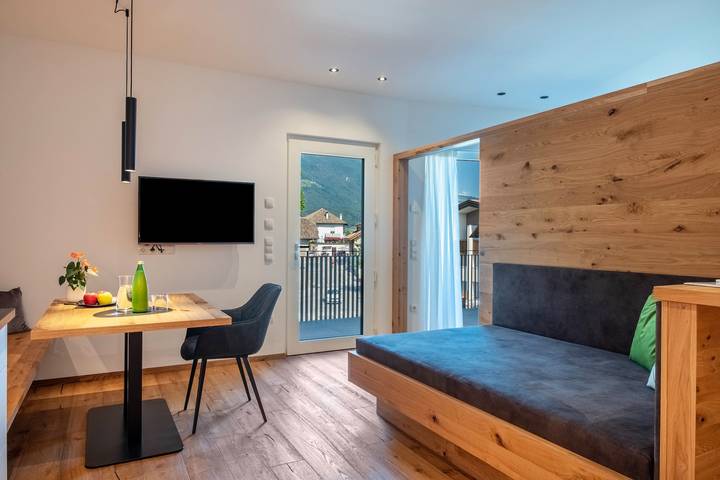 Entire apartment, 'Luislhof Hof - Apartment Pomum' with Mountain View, Terrace & Wi-Fi in Girlan, Eppan an der Weinstraße