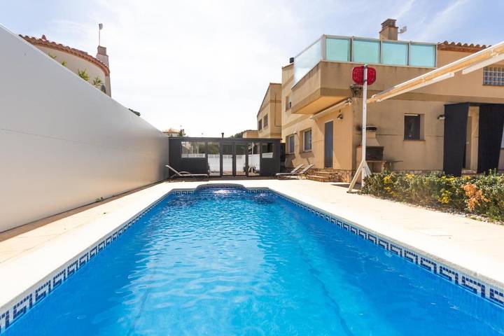 Chalet pour 9 personnes, avec terrasse ainsi que jardin et piscine à L'Ametlla de Mar - 2