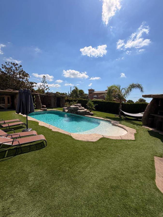 Casa rural para 16 personas, con Balcón y Jacuzzi además de Terraza y Jardín en La Bisbal del Panadés
