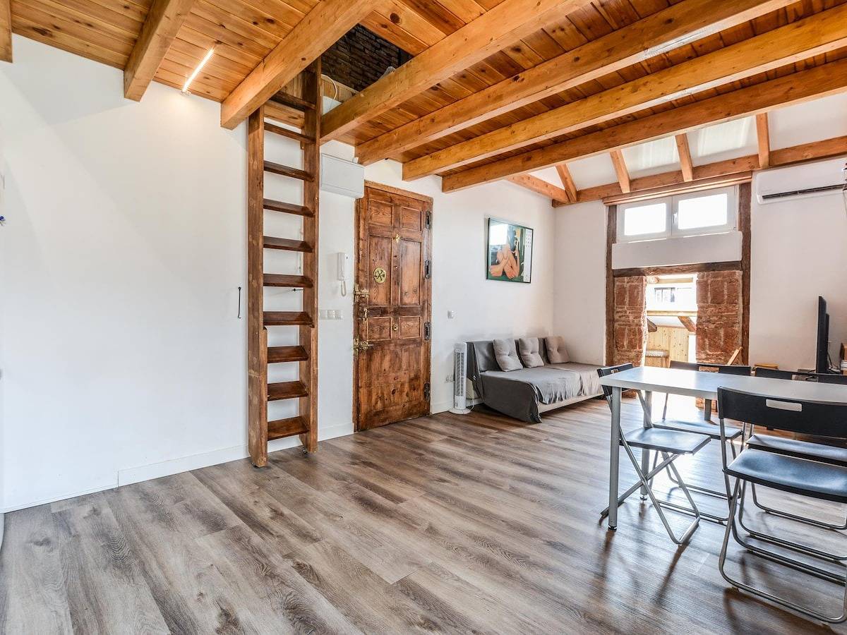 Apartamento entero, Ático espacioso en malasaña de alquiler temporal in Centro (Madrid), Madrid