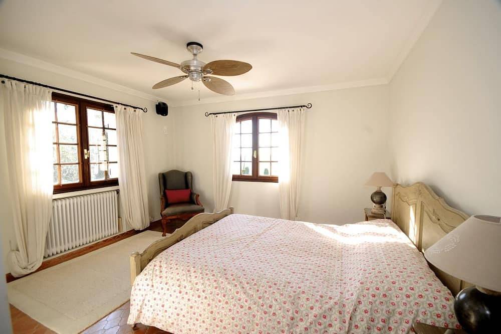 Calm hilltop villa with pool near golf 3500sqm garden Ac in Opio, Mediterranean Coast (France)