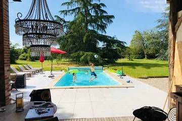 Gîte pour 12 personnes, avec jardin à Triguères