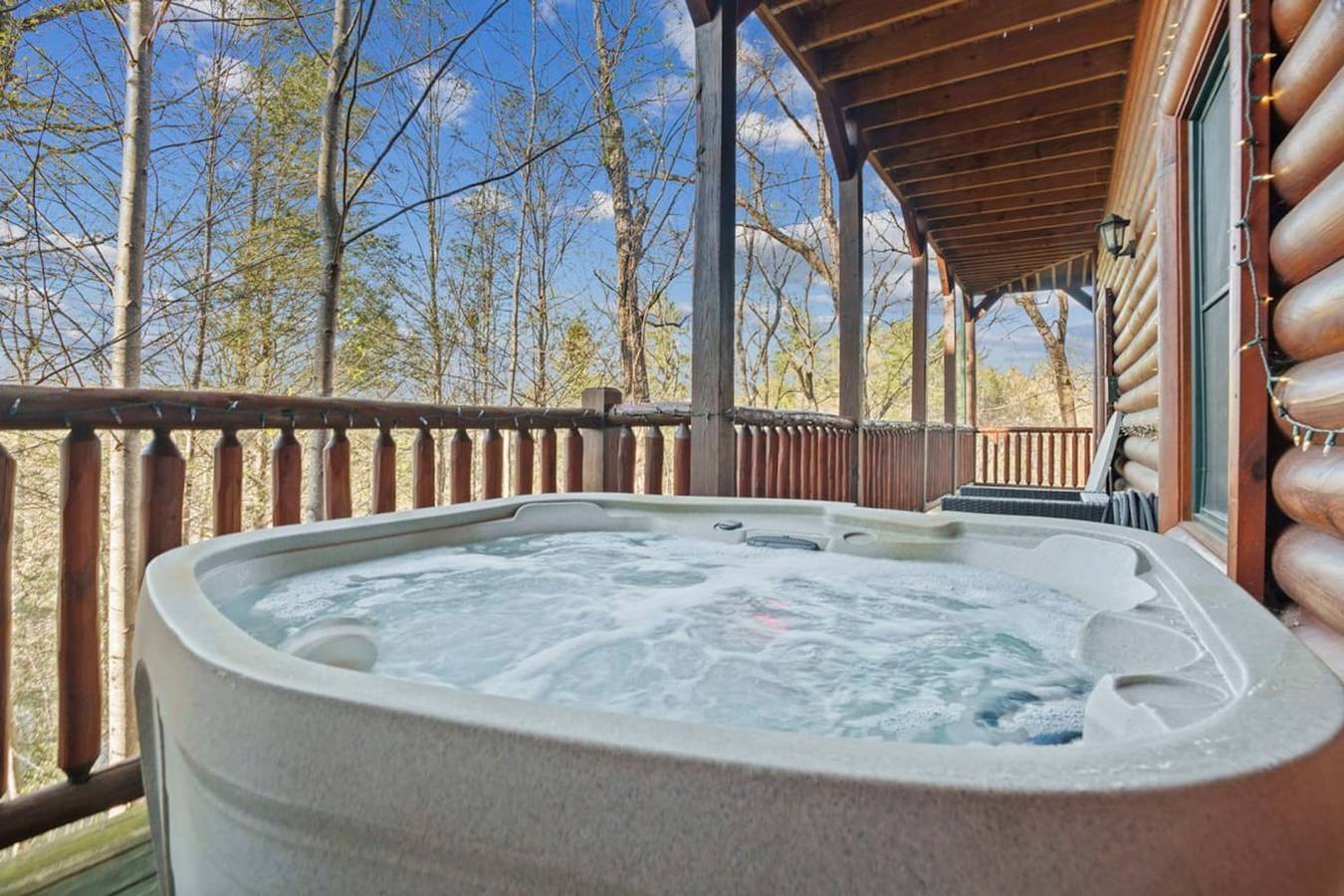 Entire studio, Stunning Mountain Cabin w/ Hot tub in Gatlinburg, Sevier County