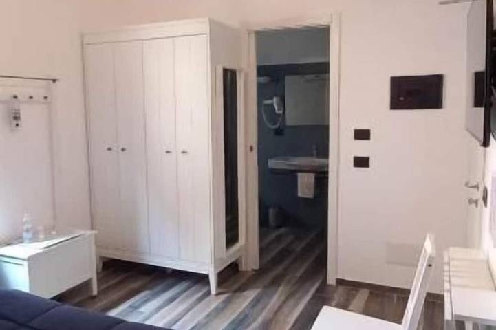 Vento di Mare Rooms, camera da 2 a 4 posti sul mare, in pieno centro in Marina di Camerota, Camerota