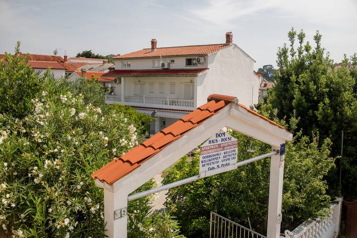 Apartament wakacyjny dla 9 osób, z ogród i widok na ocean, zwierzęta dozwolone w Rab (wyspa)