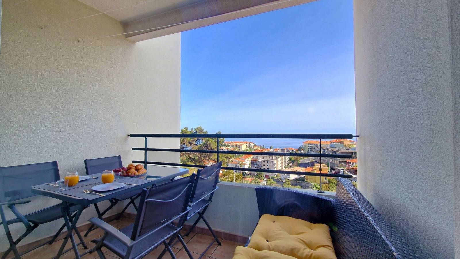 Ganze Wohnung, Ferienwohnung für 4 Personen mit Balkon in Caniço, Madeira