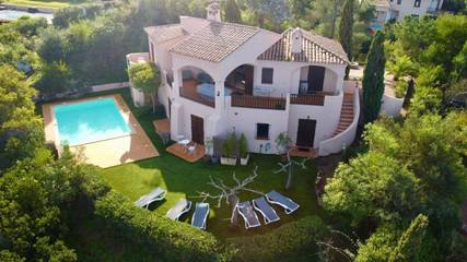 Location de vacances pour 10 personnes, avec piscine ainsi que vue et jardin dans Portigliolo