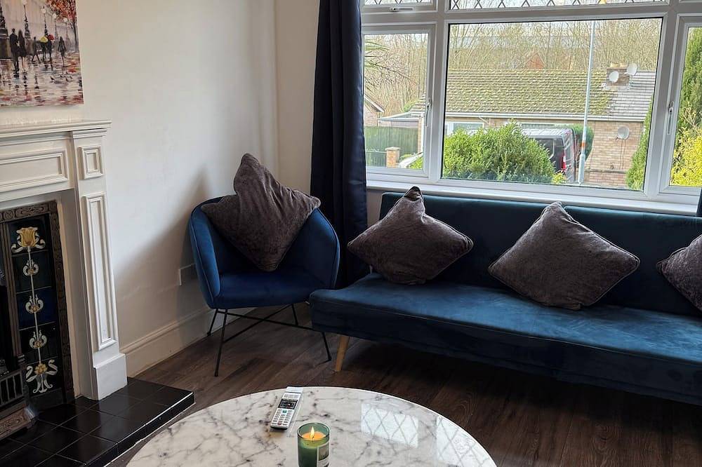 Stylish 3-Bed with Smart Tvs, Parking & Workspace in Kettering, Northamptonshire