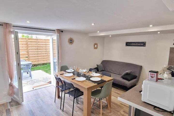 Location de vacances pour 9 personnes, avec Balcon et Terrasse ainsi que Jardin et Vue à Aurillac