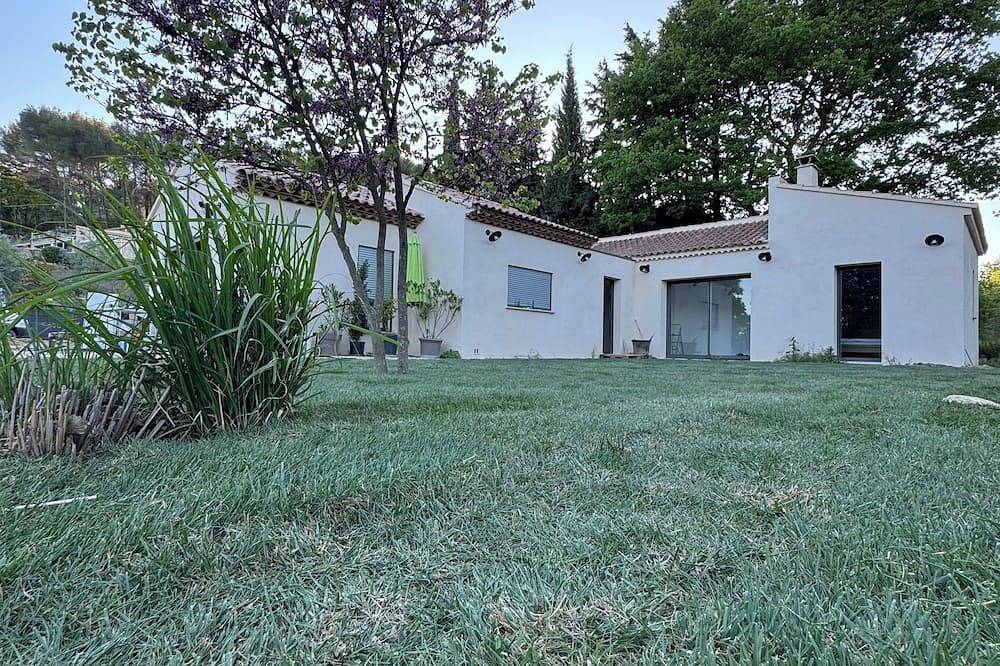Cottage in the Provencal countryside in Cadenet, Parc naturel régional du Luberon
