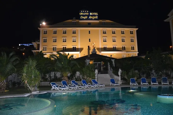 Hotel para 2 personas, con vistas además de piscina y jardín - 1