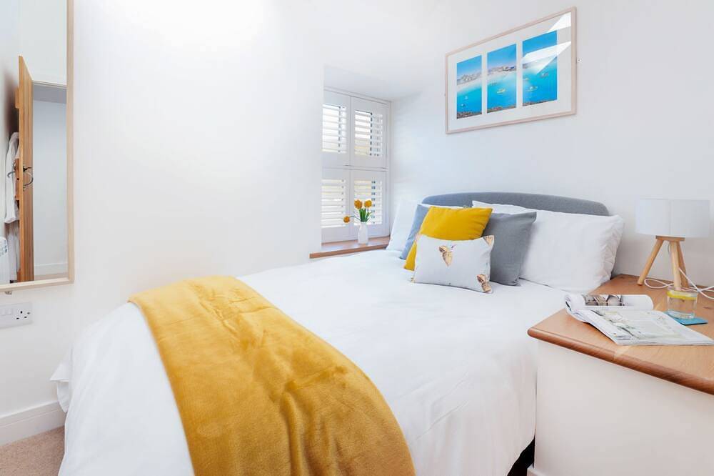 Beach & Surfing Heaven! 100m to sea & shops with parking, log burner & sea views in Portreath, Cornwall