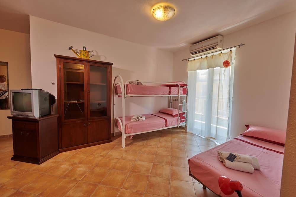 Ganze Wohnung, Zwei Zimmer in schöner Residenz auf 250 m vom Ionischen Meer, Badolato, Kalabrien in Badolato, Catanzaro Provinz