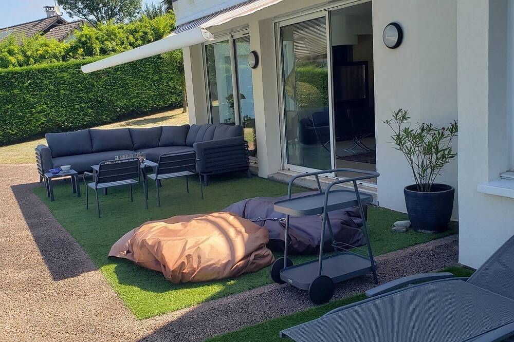 With its feet in the water, this superb contemporary villa in Mérignac, Bordeaux region
