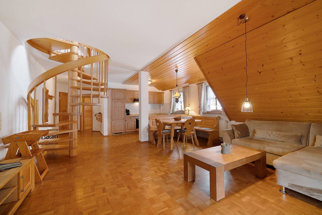 Ganze Wohnung, Ferienwohnung '8 - Flößerstuben' mit Bergblick, Gemeinschaftsterrasse und Wi-Fi in Alpirsbach, Kinzigtal
