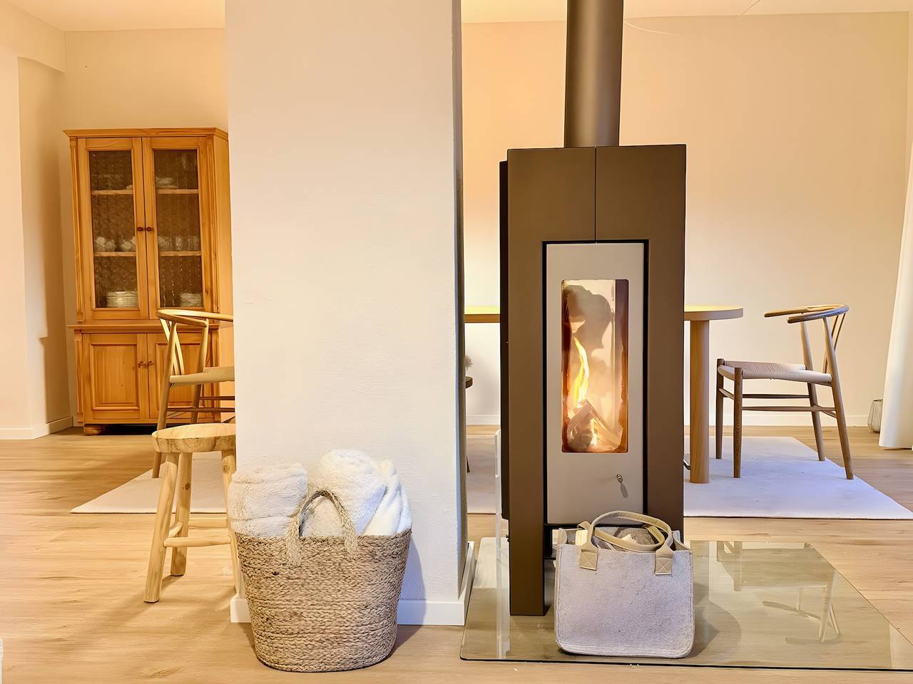 Entire apartment, Cozy Kampenwand: Fireplace, Mountain Views, Central Location in Kampenwand, Aschau im Chiemgau