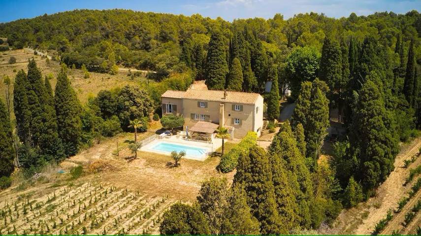 Location de vacances pour 11 personnes, avec Terrasse et Jardin ainsi que Piscine et Vue à Tourouzelle
