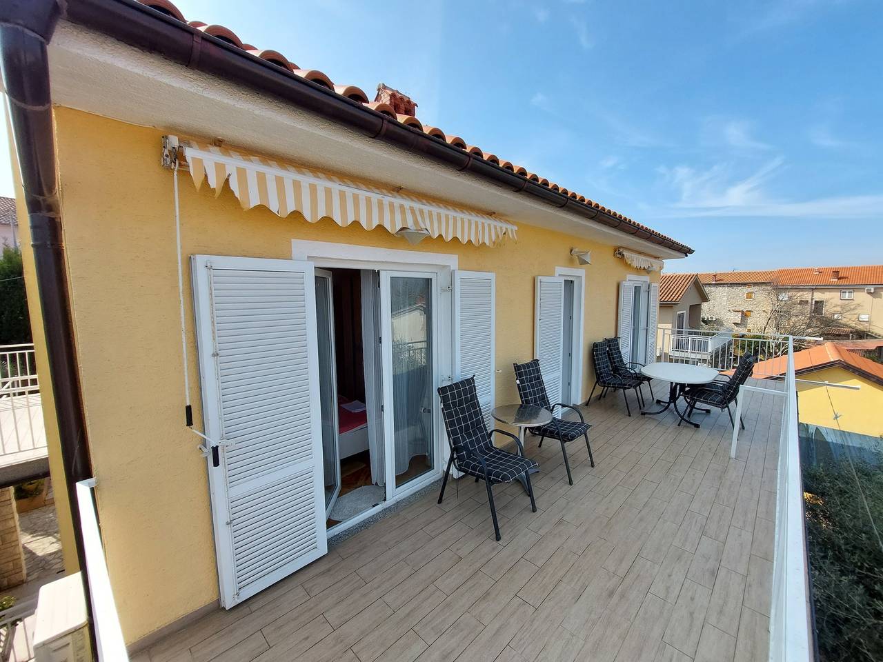 Ganze Wohnung, 2-Zimmer-Ferienwohnung mit Terrasse Malinska, Krk A-22892-a in Malinska-Dubašnica, Krk