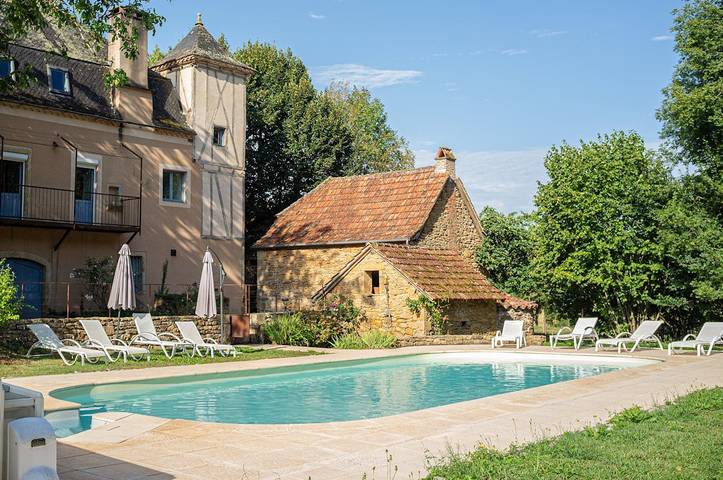 Gîte pour 12 personnes, avec balcon ainsi que jardin et piscine