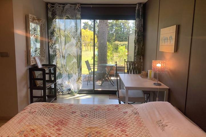 Bed and breakfast in Provence in a quiet park near Avignon and the Luberon. in Le Thor, Vaucluse