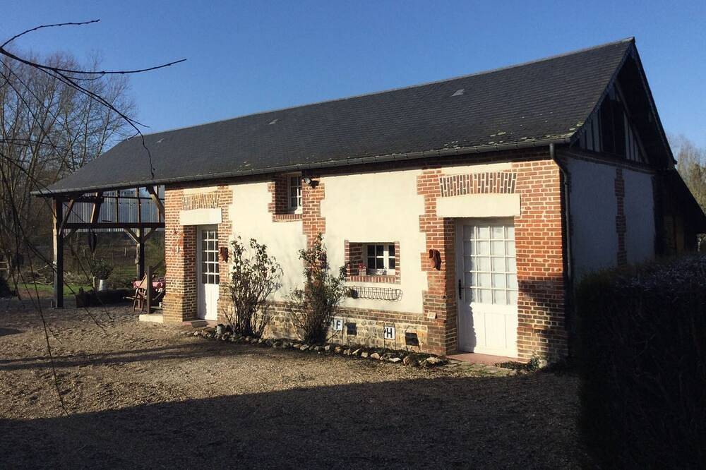 Gîte en campagne, bien équipé pour deux adultes et deux enfants (+ des chiens) in Le Bec-Hellouin, Région de Bernay