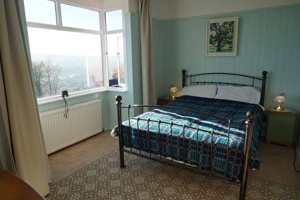Brynsior, Chalet on the hill in Goodwick with stunning sea views in Goodwick, Pembrokeshire
